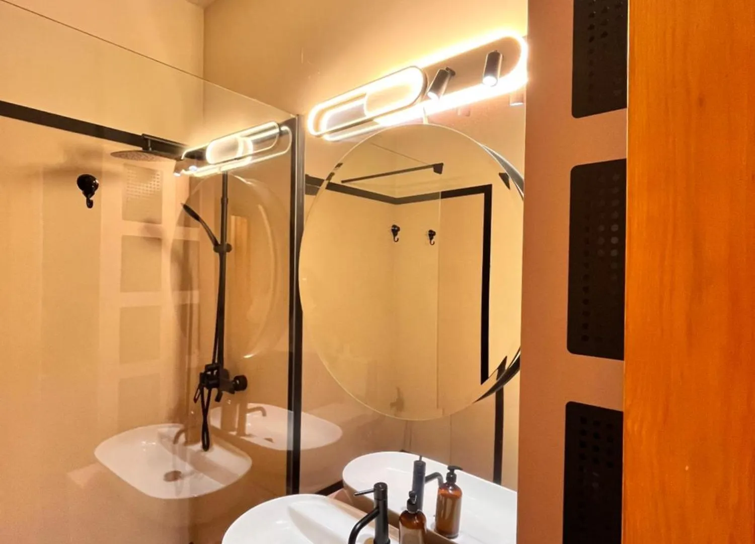 Homestay City Center Unirii Square Private Rooms With City View - Shared Amenities Bucharest Romania