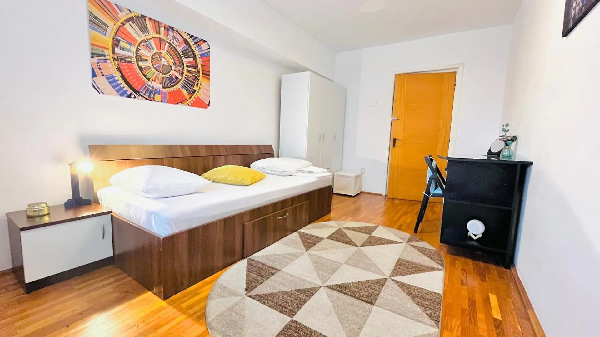 City Center Unirii Square Private Rooms With City View - Shared Amenities Bucharest 0*,  Romania
