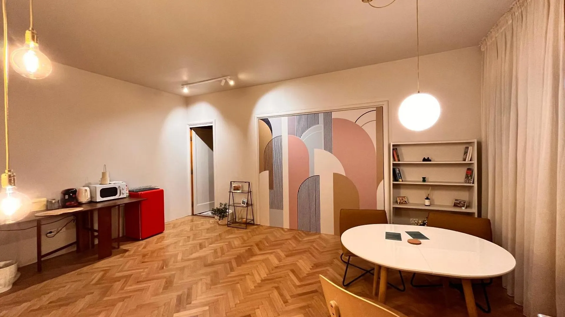 City Center Unirii Square Private Rooms With City View - Shared Amenities Bucharest Homestay