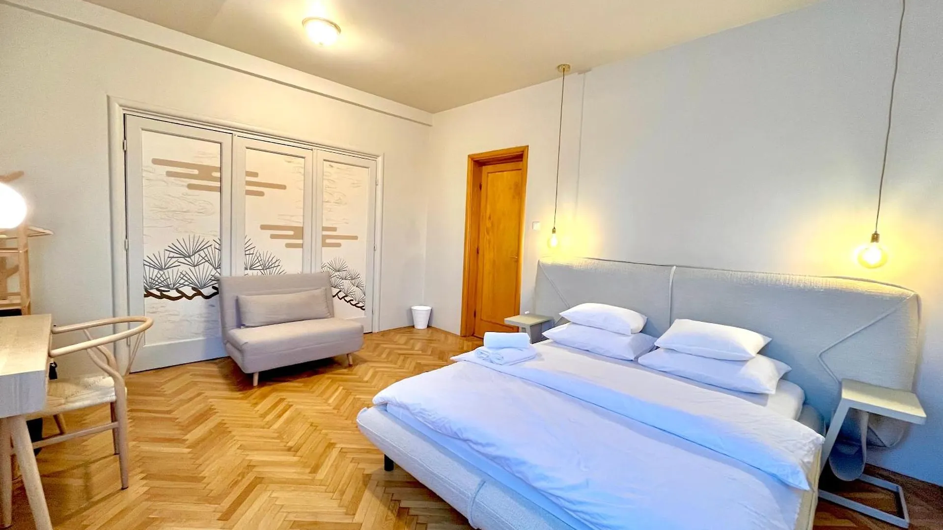 City Center Unirii Square Private Rooms With City View - Shared Amenities Bucharest Romania