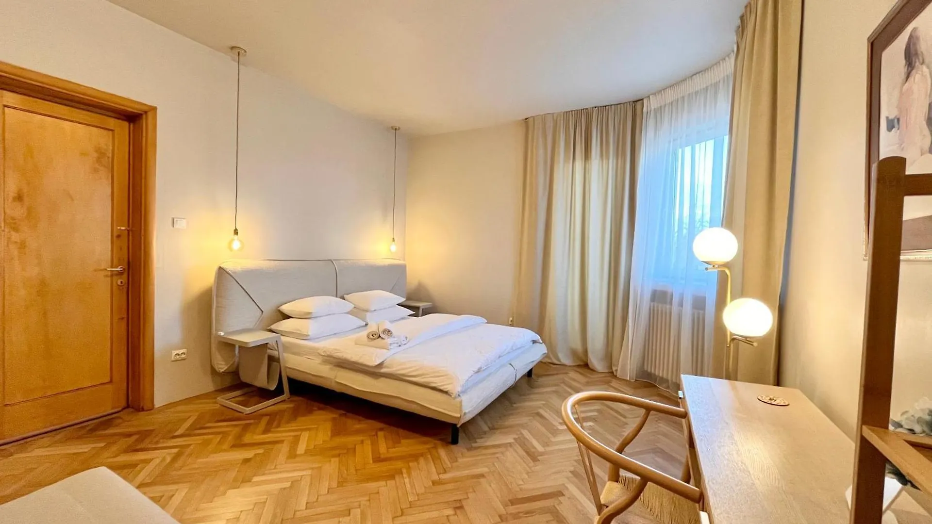 City Center Unirii Square Private Rooms With City View - Shared Amenities Bucharest Homestay