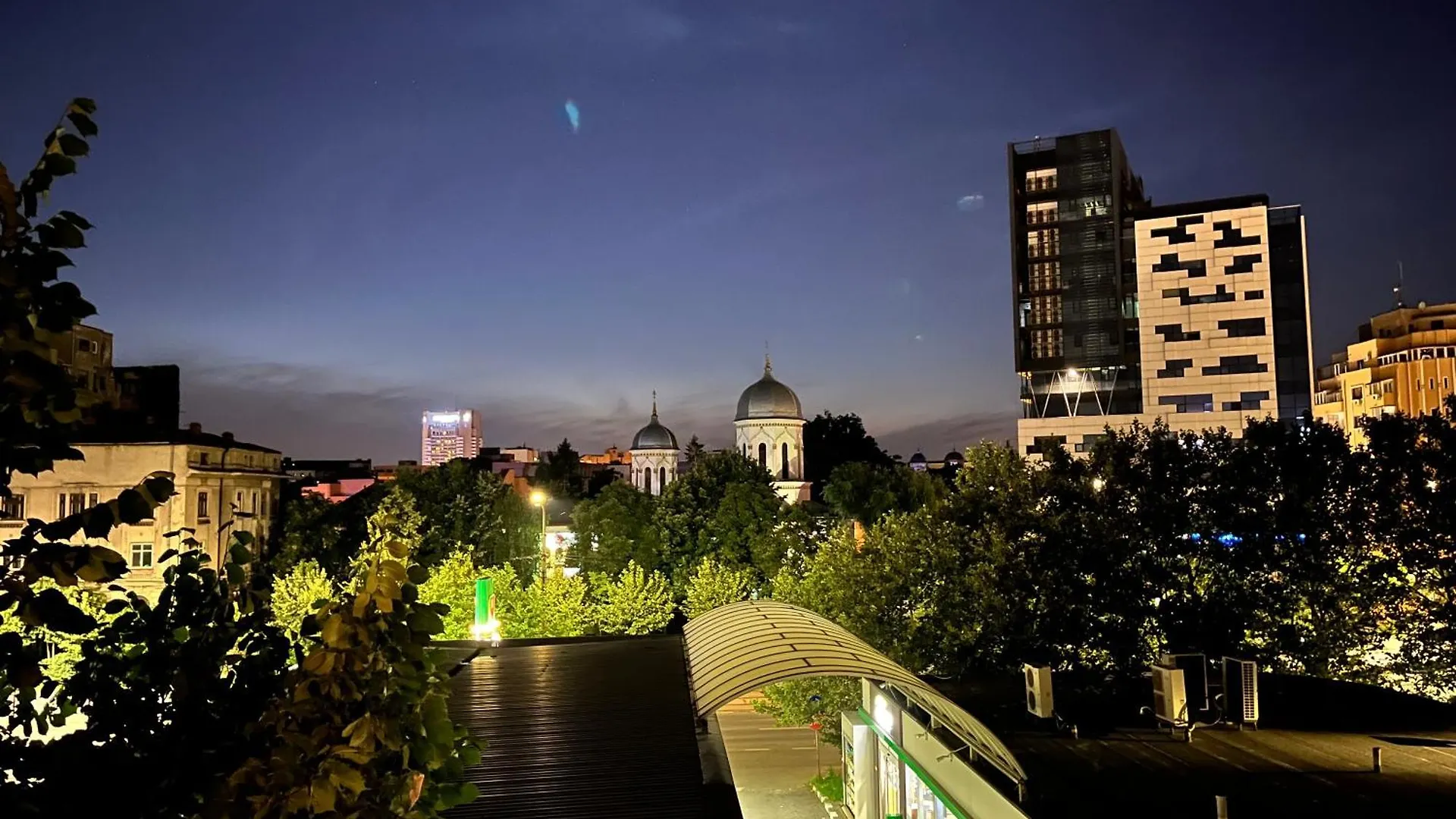 City Center Unirii Square Private Rooms With City View - Shared Amenities Bucharest Homestay