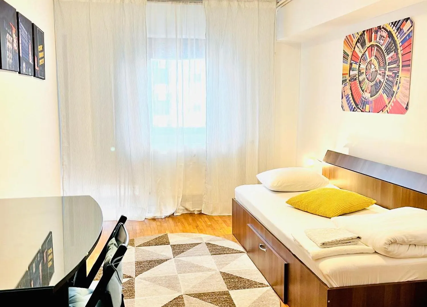 City Center Unirii Square Private Rooms With City View - Shared Amenities Bucharest Homestay