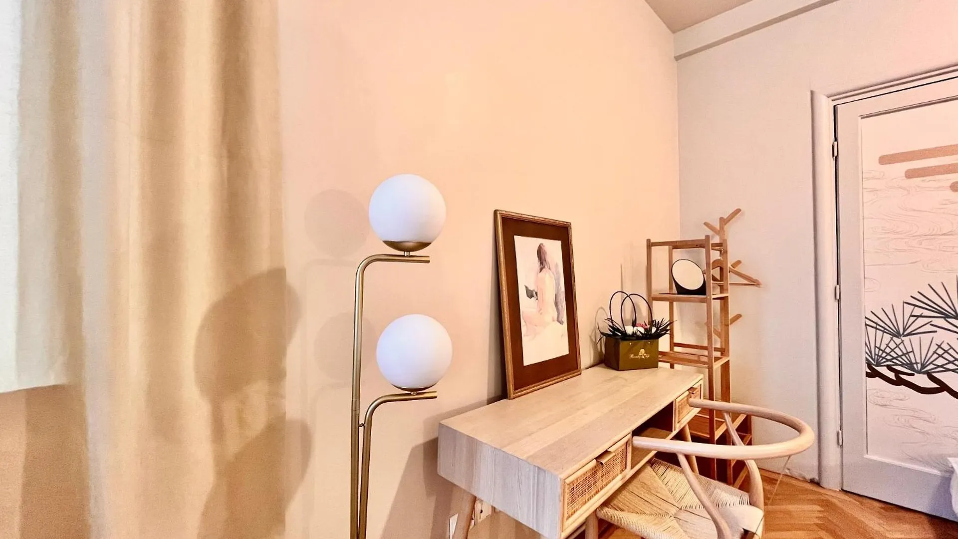 City Center Unirii Square Private Rooms With City View - Shared Amenities Bucharest Romania