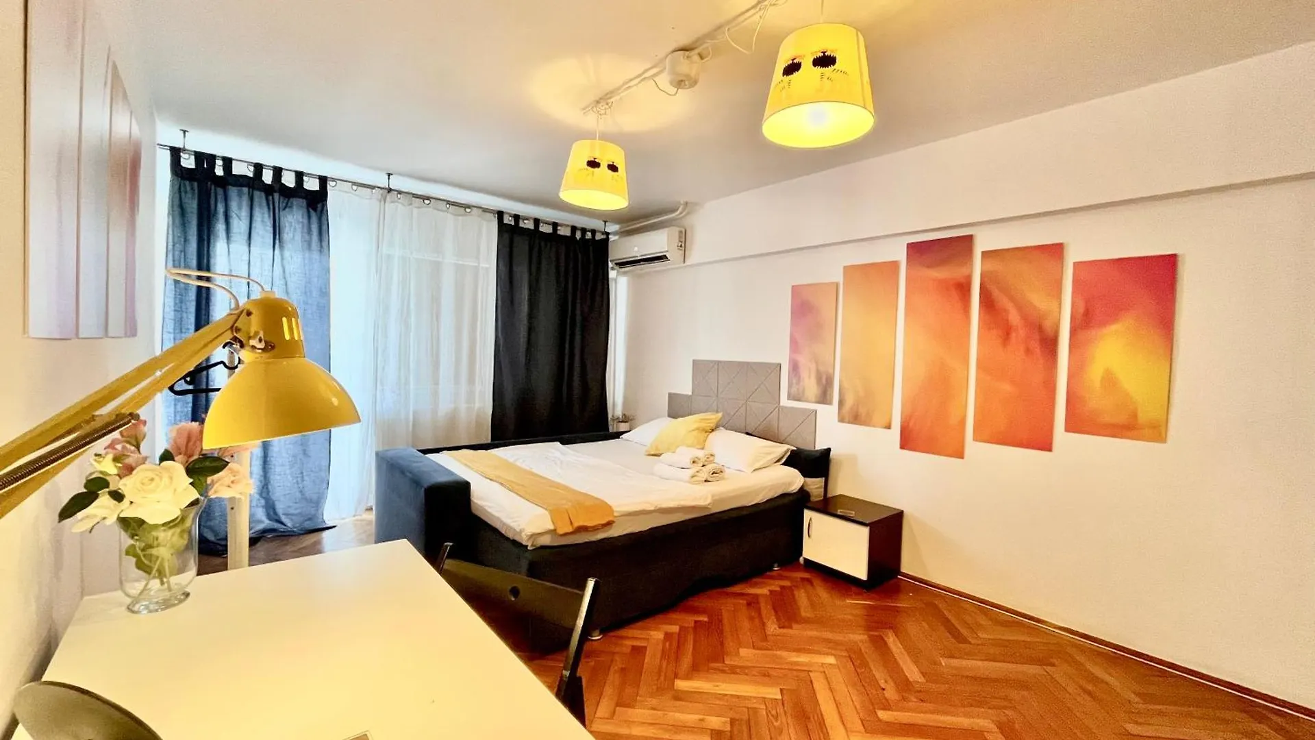 City Center Unirii Square Private Rooms With City View - Shared Amenities Bucharest 0*,