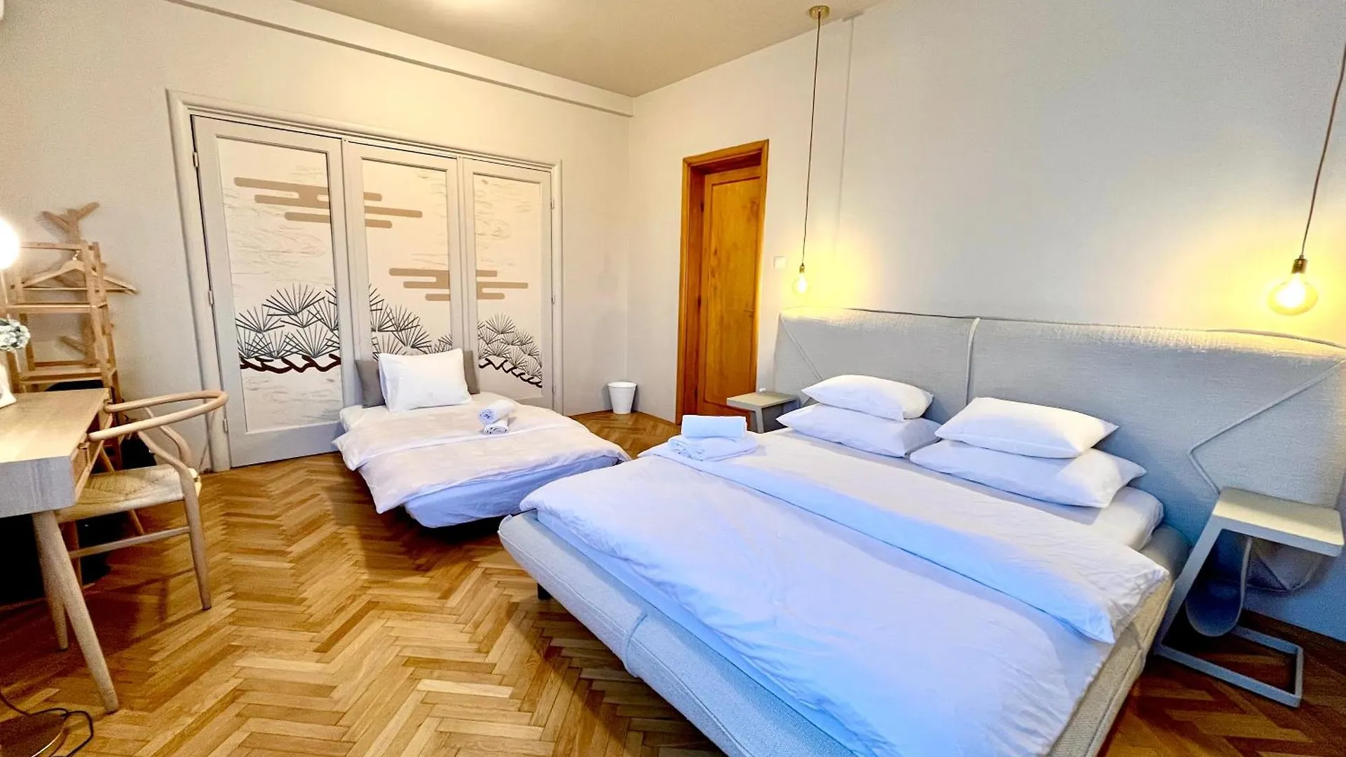 City Center Unirii Square Private Rooms With City View - Shared Amenities Bucharest