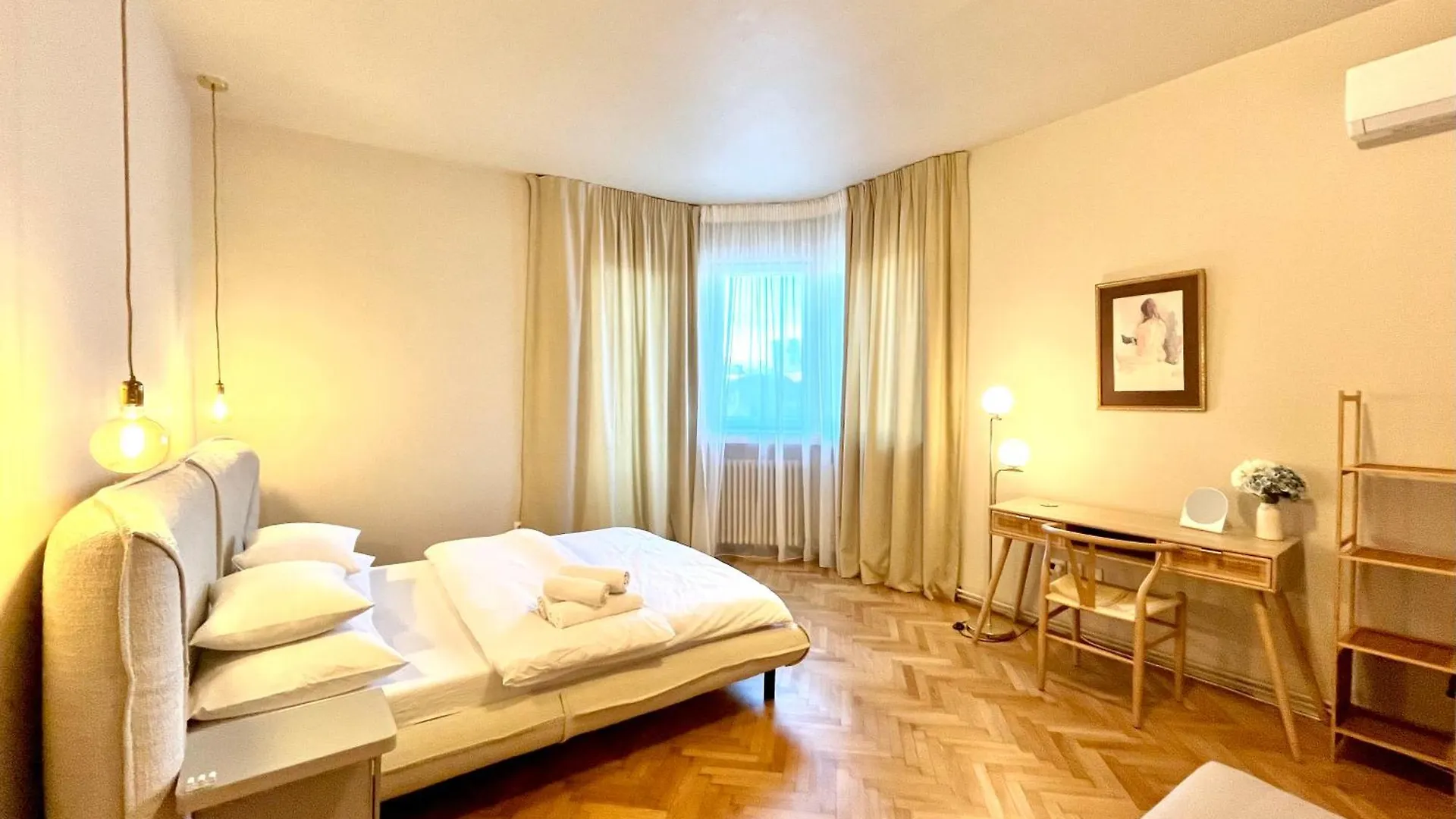 City Center Unirii Square Private Rooms With City View - Shared Amenities Bucharest Homestay